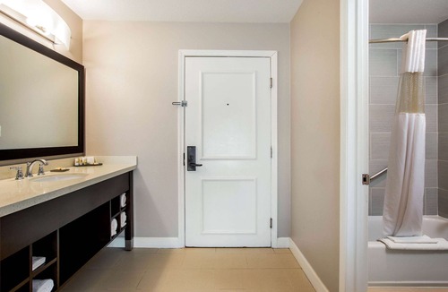 Pomona Hotel | La Quinta Inn & Suites by Wyndham Pomona