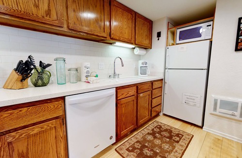 Mammoth Lakes Condo | La Residence 4 #P7 | Communal BBQ and Pool Accessible | Near Shuttle