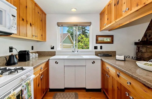 Big Bear Lake House | Lake Cabin with Fireplace and Barbecue Perfect for Water Sports in Big Bear Lake, California