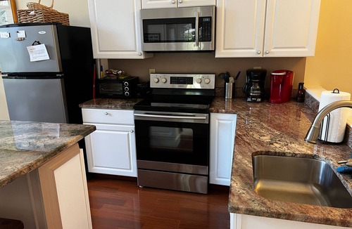 Gilbert House | LAKE COTTAGE WITH DECK - 5 Star - 2 kayaks - 40 minutes to Columbia