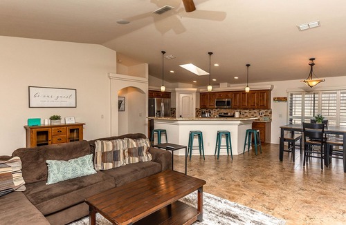 Lake Havasu City House | Lake Havasu Getaway 🌅 - Hot Tub💦Clean🧽Spacious