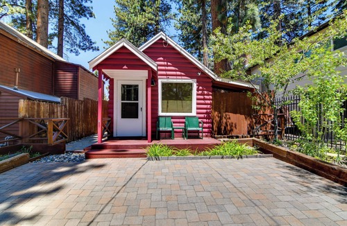 Lincoln Park Apartment | Lake Tahoe Cabin: Close to Boating & Skiing!