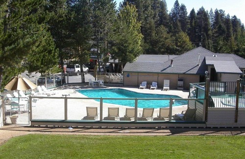Tahoe Vista Cottage | Lake Tahoe Cottage on the Beach Available Only 7/20/24-7/27/24