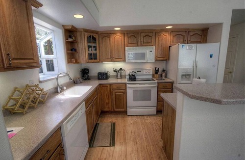 Tahoe Paradise Cabin | Lake Tahoe Serenity: Nice Cabin with Hot Tub for Your Family Retreat
