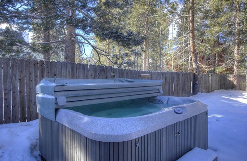 Tahoe Paradise Cabin | Lake Tahoe Serenity: Nice Cabin with Hot Tub for Your Family Retreat