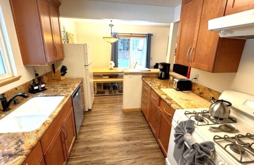 Tahoe Pines Cabin | LAKE TAHOE W.Shore Cabin, Tahoe Pines/Homewood, Sleeps 4-6, Wifi, Cable