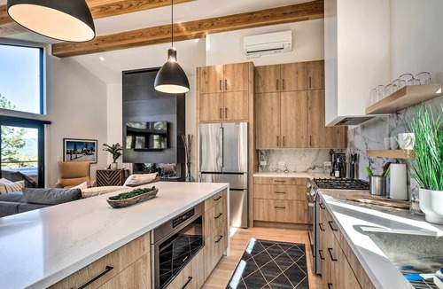 Kings Beach House | Lake View & Hot Tub – Walk to Speedboat Beach! 4BR