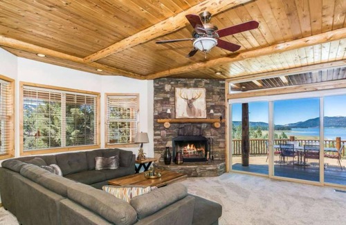 Castle Glen Estates House | Lake View Lodge by AvantStay | Gorgeous Big Bear Home w/ Lake View & Hot Tub