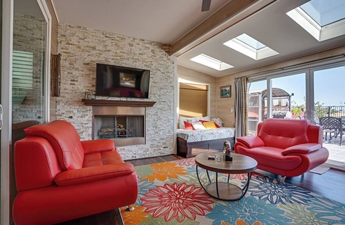 Lathrop House | Lakefront 4-bedroom house with WiFi and AC in brilliant Lathrop