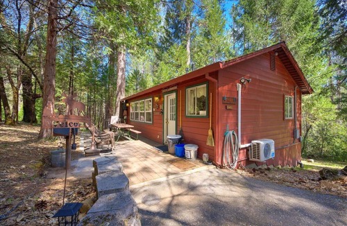 Nevada City Cabin | Lakefront Cabin w/Dock, Kayaks & Full Kitchen