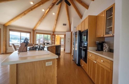 Coolin House | Lakefront Lodging at a Marina in Beautiful Cavanaugh Bay on Priest Lake
