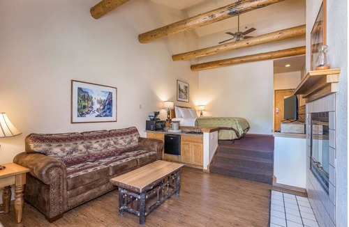 Bass Lake Hotel | Lakefront Spa Suite with Pool | Near Yosemite & Bass Lake