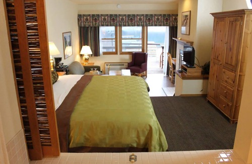 Bass Lake Hotel | Lakefront Spa Suite with Pool | Near Yosemite & Bass Lake