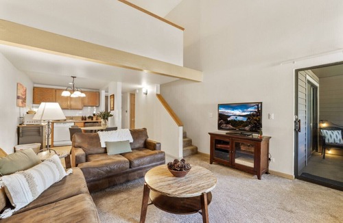 South Lake Tahoe Villa | Lakeland Village 2 bedroom condo - 2 mins to Tahoe!