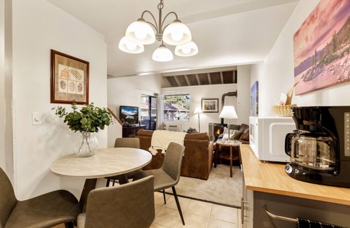 South Lake Tahoe Villa | Lakeland Village 2 bedroom condo - 2 mins to Tahoe!