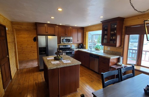 Bass Lake Cabin | Lakeside Cozy Cabin Close to Pines Village & 13 miles to Yosemite South Entrance