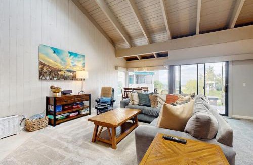South Lake Tahoe House | Lakeside modern villa with fireplaces resort amenities grill WD & internet