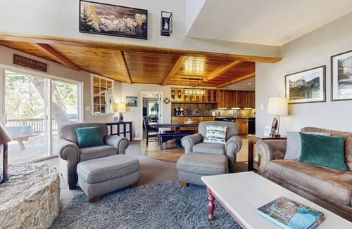 Bass Lake Cabin | Lakeside Serenity with Vintage Charm & Modern Comfort – Bass Lake, CA