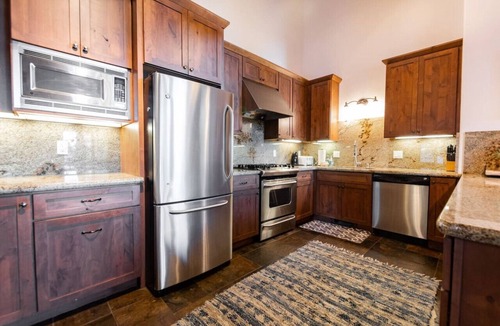 Chamberlands House | Lakeview Cabin 3Min Homewood Fireplace & Laundry