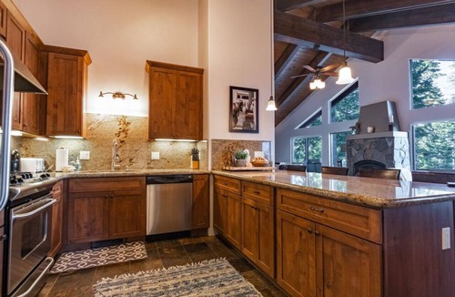 Chamberlands House | Lakeview Cabin 3Min Homewood Fireplace & Laundry