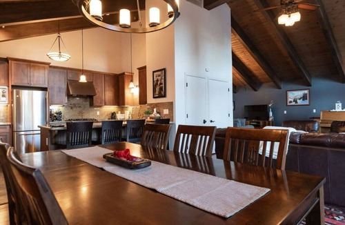 Chamberlands House | Lakeview Cabin 3Min Homewood Fireplace & Laundry