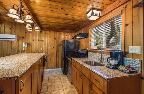 Bass Lake Hotel | Lakeview Escape near Yosemite National Park & Bass Lake Recreation, Pet-Friendly