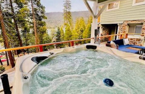 Wishon Apartment | Lakeview Suite for 2 - Hot Tub - Dog Friendly