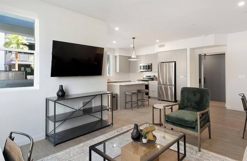 Rhodes Ranch Apartment | Landing | Stunning 2BD, Gym, Rooftop Lounge