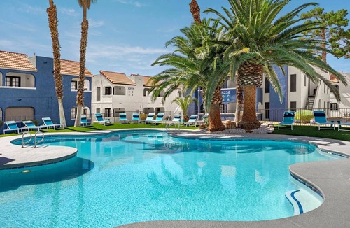 Paradise Apartment | Landing | Stylish 2BD, Courtyard