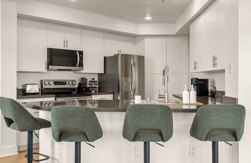Pico Bed & Breakfast | Large 3BR Santa Monica Gem Central & 10 Min from the Ocean