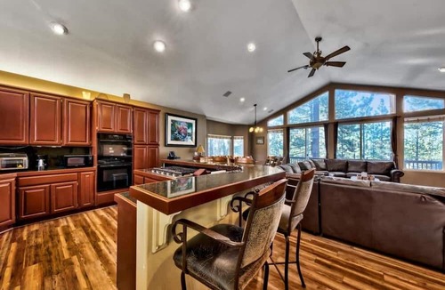 Montgomery Estates Cabin | Large 7BR+Bonus Room, Games, Near Lake, 13 Beds