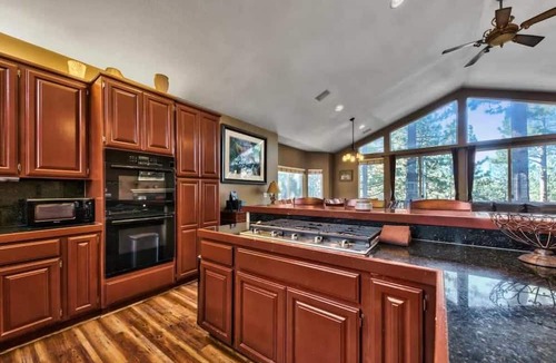 Montgomery Estates Cabin | Large 7BR+Bonus Room, Games, Near Lake, 13 Beds