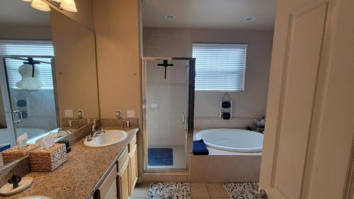Santa Paula Bed & Breakfast | Large bedroom and bathroom with private entrance