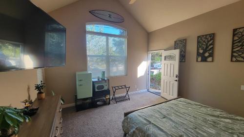 Santa Paula Bed & Breakfast | Large bedroom and bathroom with private entrance