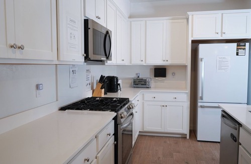 Hanford Apartment | Large Full Kitchen 1 BR Apt.