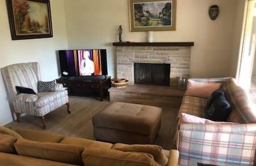West Mesa House | Large home, 4Bdrms, parking. 1 block Mall, near Park-Ocean steps, 5 min Dwntn SB