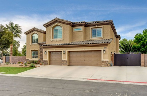 Las Vegas House | Large luxury 5 bedroom home w/ resort style backyard.
