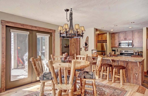 Lakeside Village Condo | Large Luxury Condo/Located on Keystone Lake/Private Patio with Grill