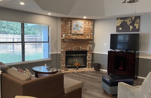Fresno House | LARGE NEWER 3bd/2ba Home near shops/eats/Nat'l Parks