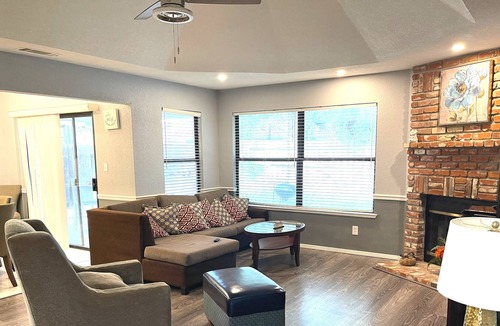 Fresno House | LARGE NEWER 3bd/2ba Home near shops/eats/Nat'l Parks