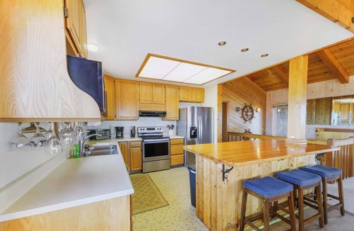 Fort Bragg House | Large Oceanfront Home - Hot Tub, Pets OK, Deck