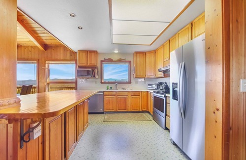Fort Bragg House | Large Oceanfront Home - Hot Tub, Pets OK, Deck