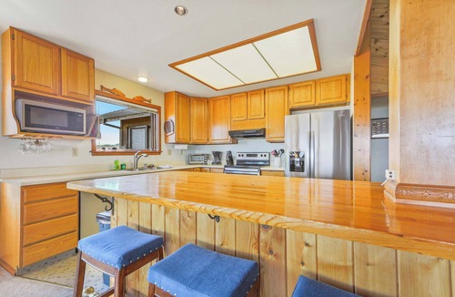 Fort Bragg House | Large Oceanfront Home - Hot Tub, Pets OK, Deck
