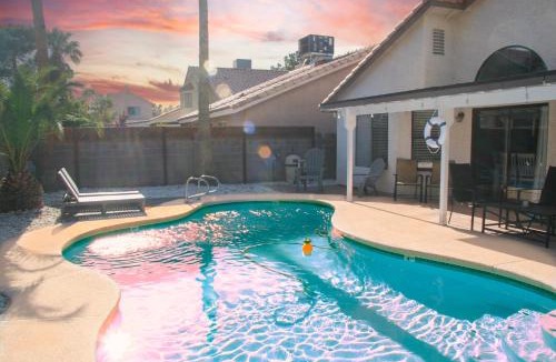 Paradise House | Large Pool & Patio Cozy Single Story Family House