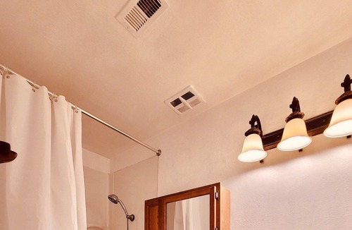 Ridgecrest House | Large Private Room [#4] - 3 Queen Beds - Shared Bathroom