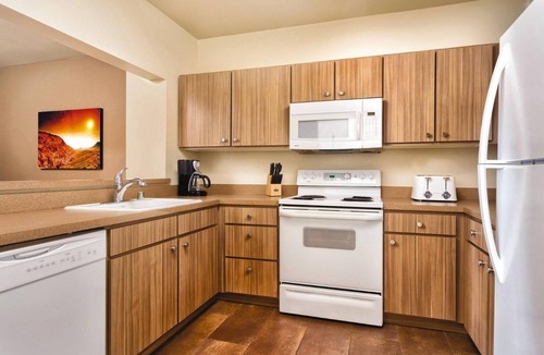 Enterprise Condo | Las Vegas | Friends Vegas Escape | Pool + Hot Tub | 3BR Sleeps 8