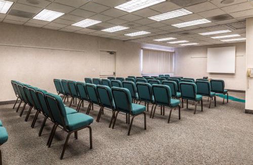 Salinas Hotel | Laurel Inn & Conference Center