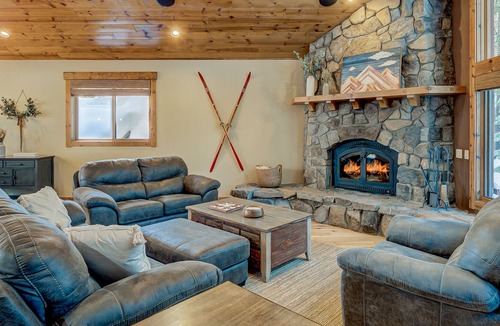 Pla-Vada Woodlands House | Lavish estate with luxe interior, loft, 2 W/Ds, grill, 2 kitchens, & fireplace