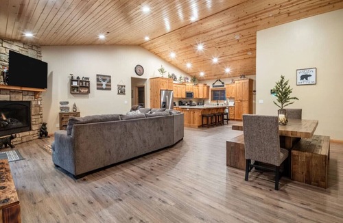 Summit Estates Cabin | Lazy Bear Game Cabin + Hot Tub + Pool Table