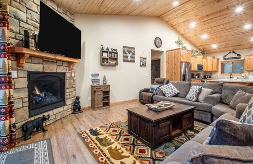 Summit Estates Cabin | Lazy Bear Game Cabin + Hot Tub + Pool Table